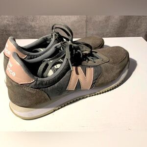 New Balance Tennis Shoes. Size 9 Like new.